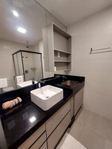 大坎普Estúdio Moderno e Elegante no Vertigo的浴室设有白色水槽和镜子