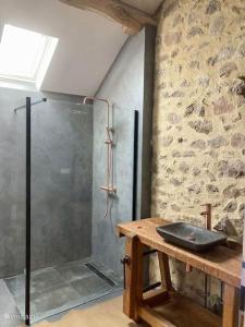 BrassyRuime woning in de Morvan, Bourgogne met seizoensgebonden zwembad的带淋浴的浴室和木桌