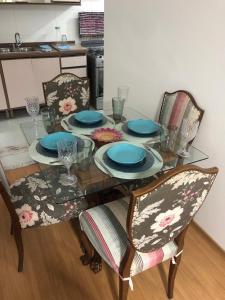波苏斯-迪卡尔达斯Apartamento encantandor-perto centro e shopping的一张带蓝色盘子和椅子的餐桌