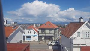 斯塔万格Large House in Central Stavanger的享有带房屋和汽车的城市美景