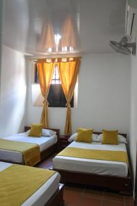 希龙Hotel Colonial San Felipe的一间卧室设有两张床和窗户。