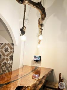 法萨诺Calamedde Guest House nel Centro Storico Pugliese的一间设有桌子的用餐室和墙上的电视
