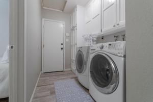 兰开斯特Home Vest的一间白色洗衣房,内配洗衣机