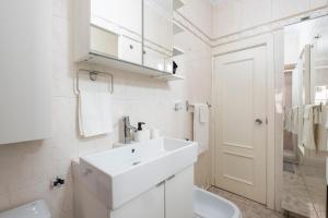 马德里Madrid center room private 7 minutes or 4 metro stops的白色的浴室设有水槽和卫生间。