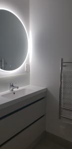 芒格努伊山中庭公寓式酒店的浴室设有白色水槽和镜子