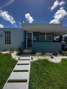 Cozy in Cabo1的蓝色房子前面有一条小路