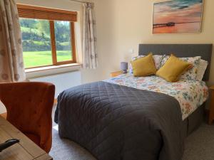 肯梅尔Lissyclearig Lodge的一间卧室设有一张床和一个窗口