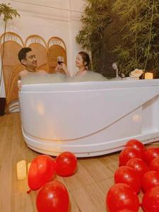达沃市Stellar Homesharing (Home #2)的男人和女人在红色气球的浴缸里
