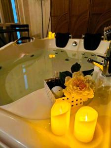 达沃市Stellar Homesharing (Home #2)的浴室设有浴缸,配有三把蜡烛