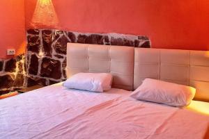 艾瓦勒克Deniz ve Doğa iç içe Tatil的卧室配有白色的床和2个枕头