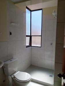 科帕卡巴纳Jhonyximena的一间带卫生间和窗户的浴室