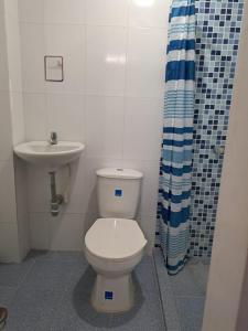 科韦尼亚斯Cómodo apartamento cerca al mar的一间带卫生间和水槽的浴室
