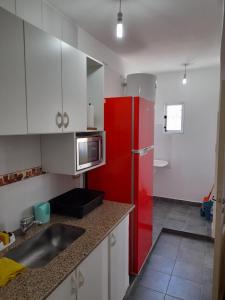 圣玛利亚Río de Chocolate的厨房配有红色冰箱和白色橱柜