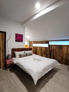 怡保7 Wooden Lodge Ipoh City的卧室配有一张白色大床