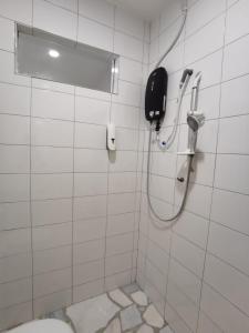 怡保7 Wooden Lodge Ipoh City的带淋浴的浴室,墙上配有电话