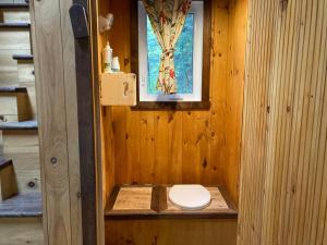Saint ComeGollé Goulu的木制浴室内的卫生间,设有窗户