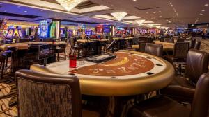 拉斯维加斯Attractive Unit by Paris Casino Heart of Strip Las Vegas的赌场设有桌椅和扑克机