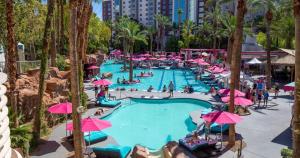 拉斯维加斯Attractive Unit by Paris Casino Heart of Strip Las Vegas的享有度假村游泳池的顶部景致