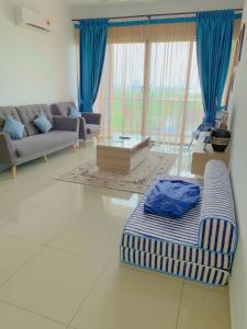 马六甲Atlantis Residence Melaka ForMuslims Homestay的客厅配有沙发和桌子