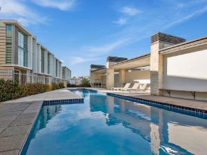 陶波Marina View Apartment - Taupo的游泳池在房子里的形象