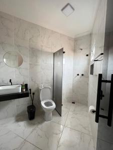 布鲁马迪纽Casa Lua的白色的浴室设有卫生间和水槽。