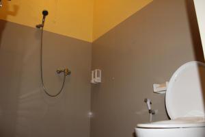 姆杜克Desa Hostel的浴室配有淋浴和卫生间。