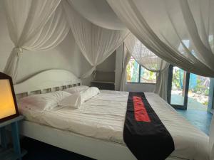 内布拉拉Blu oceano B&B, Italian restaurant的卧室配有白色窗帘的床