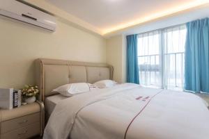 深圳邦拓美诺行政公寓(深圳前海广场店)的一间卧室设有一张大床和窗户