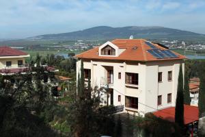 Gid‘ona吉尔博亚旅馆 - 本哈里姆的一座房子,屋顶上设有太阳能电池板