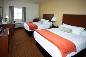 HoisingtonPARK VIEW INN & SUITES的酒店客房设有两张床和电视。
