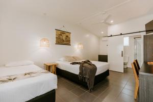 耶蓬耶蓬瑟夫赛德汽车旅馆的酒店客房带两张床和一间浴室