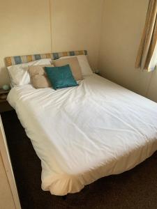 尚克林Kingsgate 49的一张带两个枕头的大白色床
