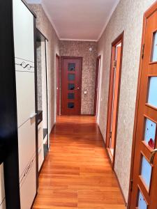 阿特劳Апартаменты с 2 спальнями的红色门的公寓走廊
