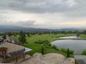 拉兹洛格Private Apartment Pirin Golf Club with Lake View的享有高尔夫球场和湖泊的景致。