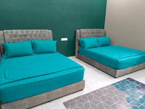 哥打巴鲁Villa De Lova - Wakaf Che Yeh的两张带蓝色枕头的床