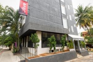班加罗尔Olive Indiranagar - By Embassy Group的一座黑白的建筑,前面有树木