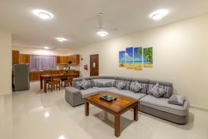 贝圣安那Sahaj Holiday Apartments的客厅配有沙发和桌子