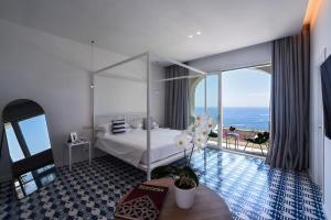 波西塔诺蒙特马雷酒店的一间卧室设有一张床,享有海景
