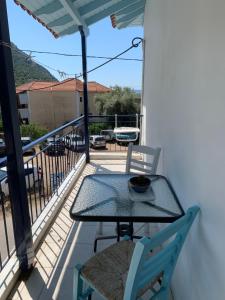 米克罗斯雅洛斯ΜΕΤΑΧΑ的美景阳台配有桌椅