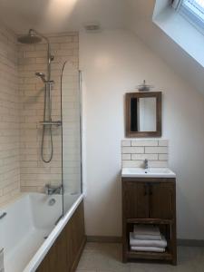 韦斯特波特Sandyhill Guest House - Westport的带浴缸和盥洗盆的浴室