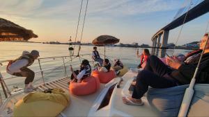 木浦市Yachtie Inn Mokpo的一群人坐在船上