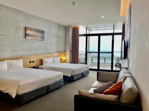东港緩慢大鵬灣的酒店客房,设有两张床和一张沙发