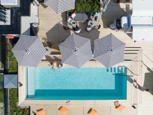 慕尼黑GREFIS Hotel的享有带遮阳伞的游泳池的顶部景致