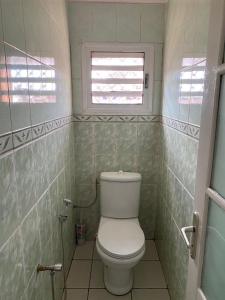 塔那那利佛VILLA ESPOIR # Joyau secret # commodités # confort # prox centre ville的一间带卫生间和窗户的小浴室