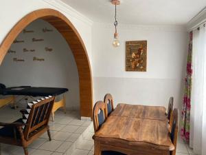 塔那那利佛VILLA ESPOIR # Joyau secret # commodités # confort # prox centre ville的用餐室配有木桌和桌椅