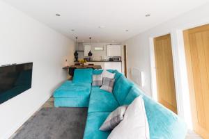 Saint Martin2 bedroom luxury beach apartment Millendreath的客厅设有蓝色沙发,配有厨房