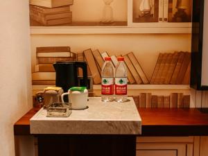 亳州格美安徽省亳州市亳州学院酒店的厨房台面上配有2瓶茶壶