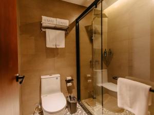 亳州格美安徽省亳州市亳州学院酒店的一间带卫生间和淋浴的浴室