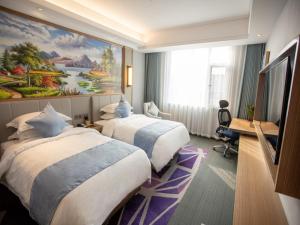 滨州格林东方滨州市中海·国际会展中心酒店的酒店客房设有两张床,墙上挂有绘画作品