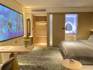 蚌埠格丽蚌埠万达广场南翔城市广场酒店的配有一张床和一台平面电视的酒店客房